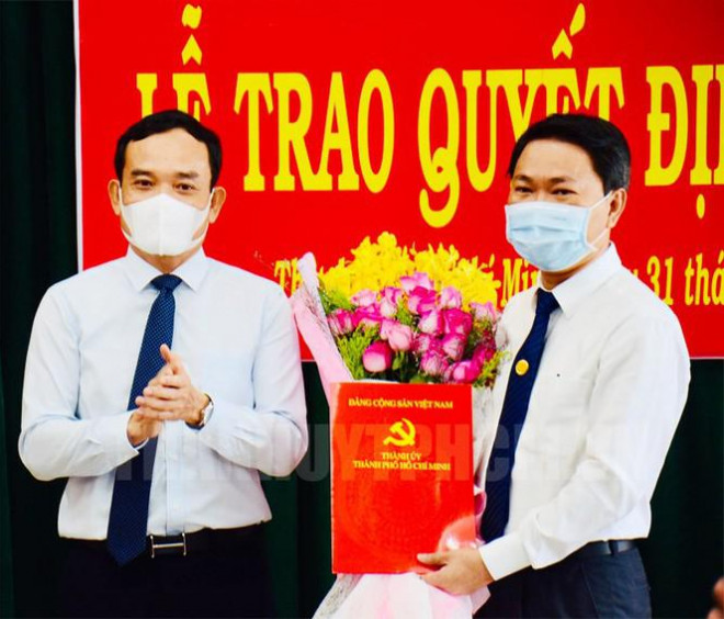 Ông Trần Hoàng Quân, Chủ tịch UBND Quận 4 (phải) được phân công giữ chức vụ Bí thư huyện ủy huyện Bình Chánh