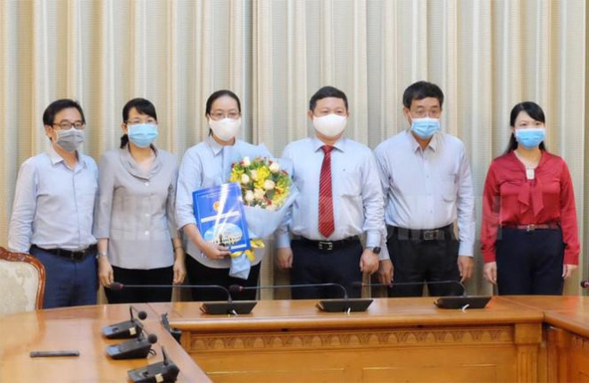 Bà Hứa Thị Hồng Đang (thứ 3 từ trái sang) nhận quyết định nghỉ hưu. Ảnh: Thành ủy TPHCM