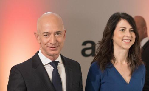 Ông chủ Amazon - Jeff Bezos và vợ - MacKenzie Bezos. Ảnh:&nbsp;DPA