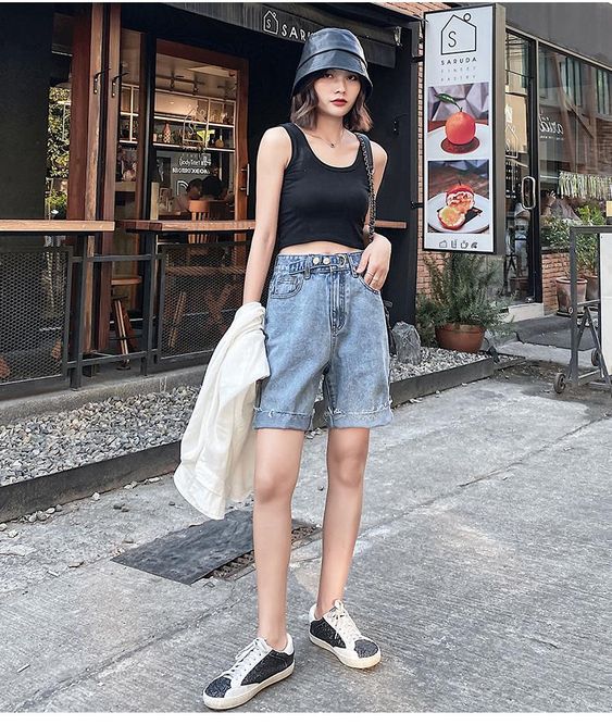 6 cách cô gái Pháp đang mặc quần denim short cổ điển trong mùa hè này - 16