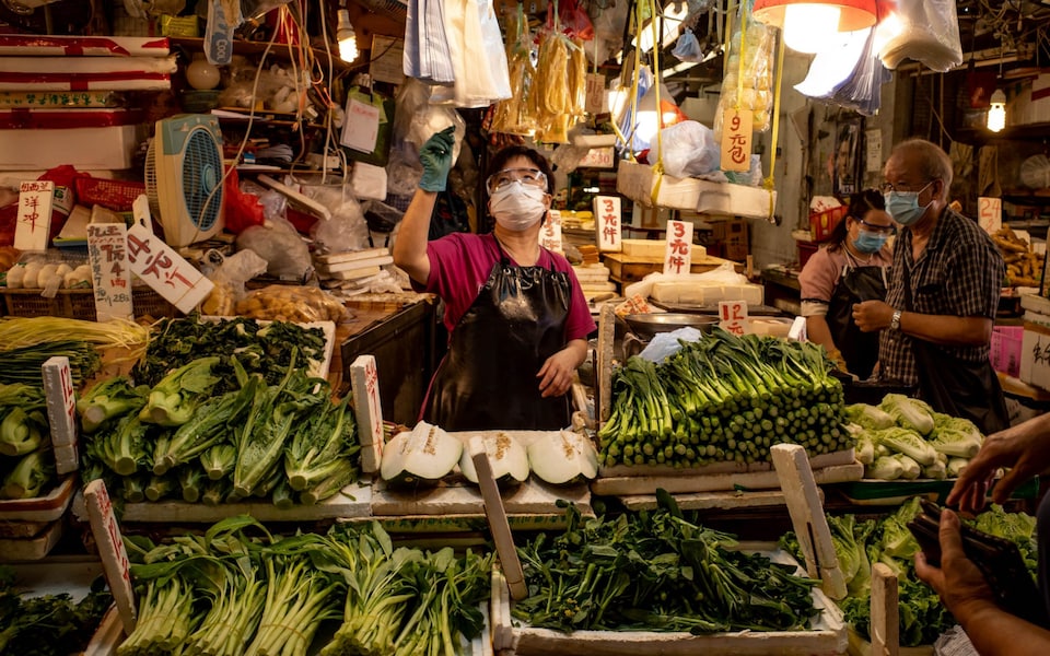 Một quầy hàng nông sản ở Hong Kong, Trung Quốc.