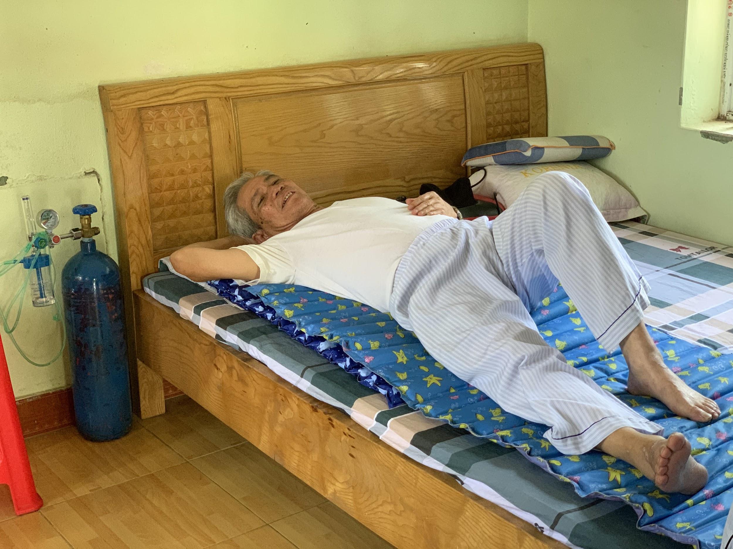 Ông Thấu mệt mỏi, ngại đến chỗ đông người vì ho đờm, khó thở kéo dài