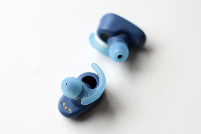 Trải nghiệm cho thấy, người dùng có thể tinh chỉnh tính năng này với ứng dụng Sony | Headphone Connect để nghe được âm thanh xung quanh khi chạy bộ bên ngoài, hay giảm tiếng ồn khi làm việc, đặc biệt còn có tùy chọn gia tăng âm bass khi tập tại phòng gym. Những tùy chọn đa dạng này là điểm cộng lớn của WF-SP800N so với các tai nghe không dây khác.
