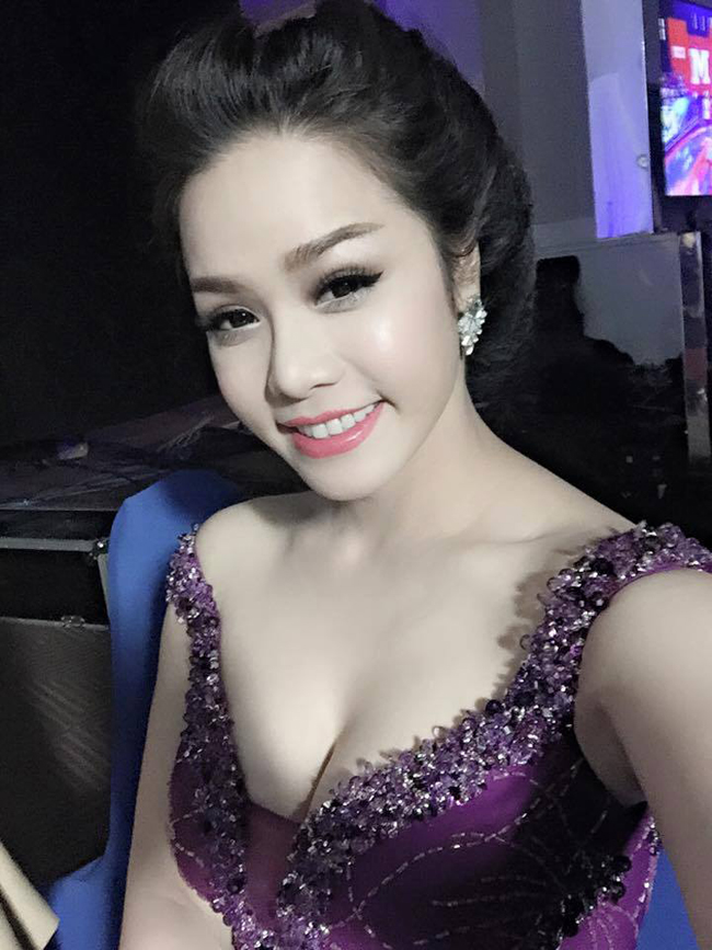 Ngoài đời, Nhật Kim Anh có gu ăn mặc gợi cảm. Khi tham gia các sự kiện trong làng giải trí, cô gây ấn tượng với trang phục tôn lên được vẻ đẹp sexy, đường cong nóng bỏng.
