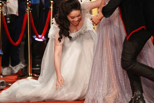 Năm 2018, khi tham gia Liên hoan phim Quốc tế Hà Nội, nữ diễn viên gặp sự cố bị "vồ ếch" trên thảm đỏ do dẫm vào phần đuôi váy bồng bềnh.
