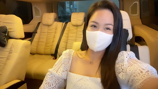 Nhật Kim Anh hào hứng chia sẻ hình ảnh nội thất bên trong xe limousine đời mới.
