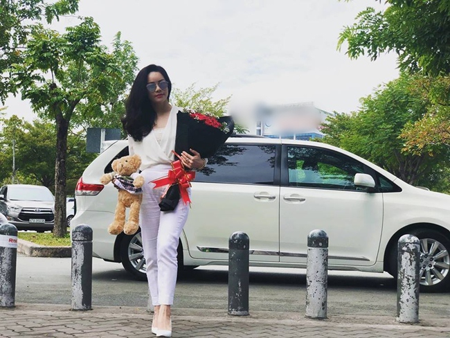 Trước đó, cô đã sở hữu xe hơi riêng làm phương tiện đi lại. Ngoài ra, đầu năm 2019, Nhật Kim Anh đã sắm cho mình một căn biệt thự rộng hơn 200m2 nằm trong khu đô thị cao cấp thuộc huyện Bình Chánh (TP HCM).
