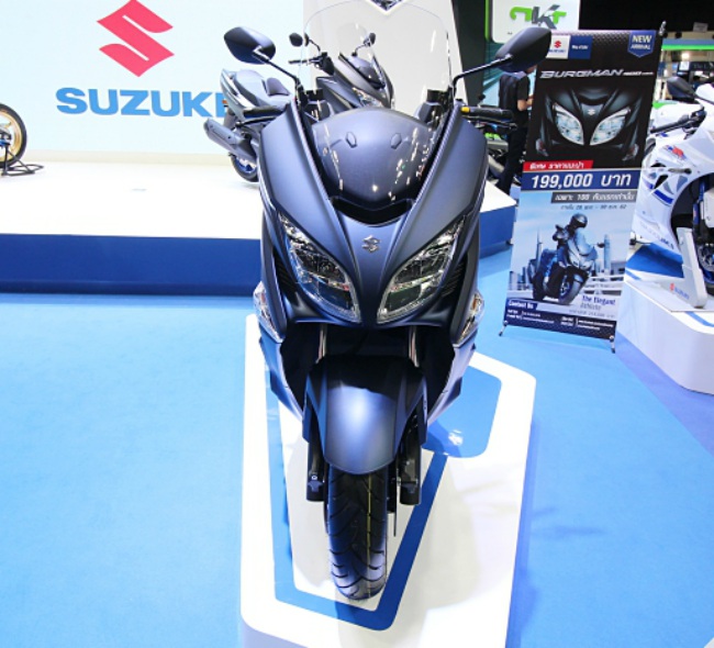2020 Suzuki Burgman 400 mới được trình diện gần đây được nhà sản xuất xe xứ phù tang phát triển theo khái niệm “The Elegant Athlete” với vẻ ngoài thanh lịch.
