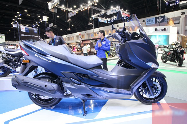 2020 Suzuki Burgman 400 có sức mạnh đến từ loại động cơ 399cc 4 thì với hệ thống phun xăng điện tử hiệu quả. Bộ làm mát bằng nước kết hợp với hệ thống dẫn động CVT và bộ đề điện.
