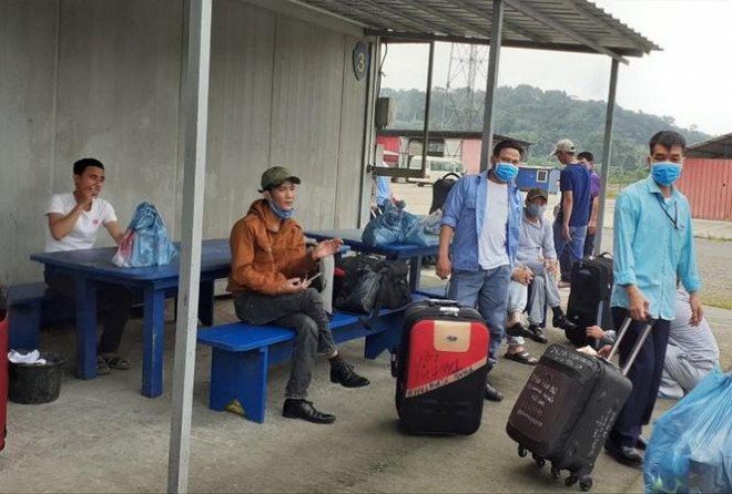 Công nhân Việt ở Guinea Xích đạo chuẩn bị di chuyển ra sân bay để về nước ngày 28/7/2020. (Ảnh công nhân cung cấp cho PV Ngọc Mai)