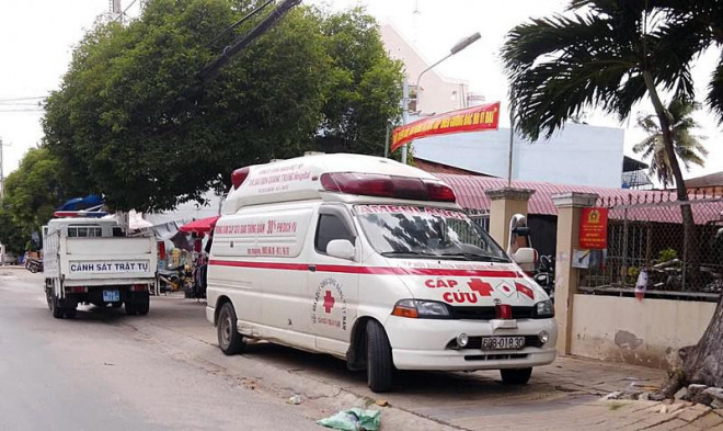 Chiếc xe cấp cứu đưa về Công an phường Phú Thủy (Ảnh PN)