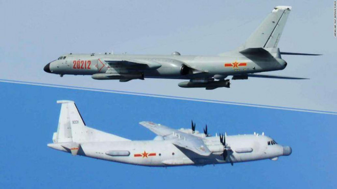 Máy bay ném bom H-6 và máy bay vận tải Y-9 của Trung Quốc bị máy bay chiến đấu Nhật Bản chụp lại. Ảnh: Lực lượng phòng không Nhật Bản