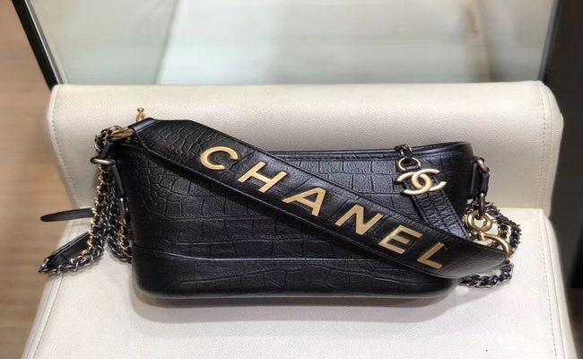 Đặc biệt, tất cả các chi tiết kim loại của một chiếc túi Chanel đều đồng nhất với nhau về màu sắc, nếu bạn thấy một chiếc túi có móc khóa bạc và dây xích vàng, đó chắc chắn là chiếc túi giả.
