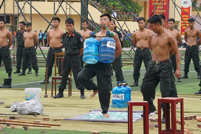 Dùng răng nhấc 2 bình nước nặng, đi chân trần qua thủy tinh sắc nhọn là chuyện bình thường với chiến sỹ CSĐN này