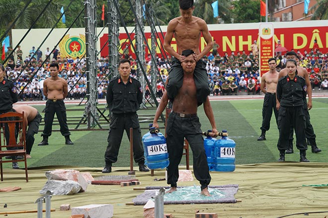 Chưa hết, các chiến sĩ còn kiệu nhau đi qua thủy tinh mà không vấn đề gì. Những màn trình diễn khiến người xem "nổi da gà"