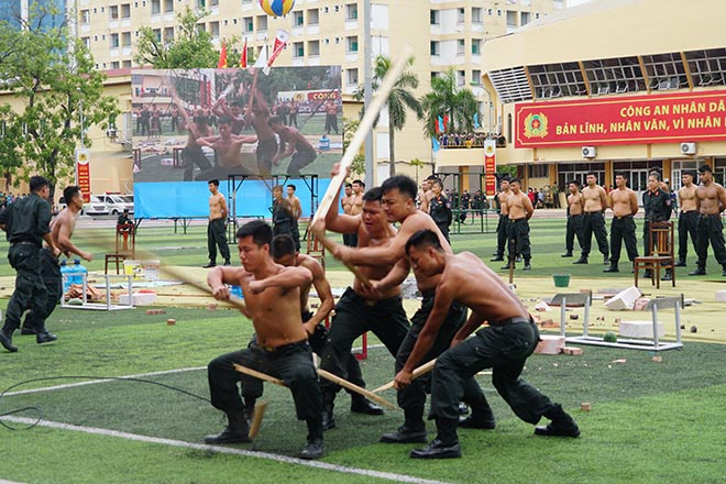 Màn dùng thân mình công phá gậy gỗ. Cùng lúc 4 thanh gỗ đập vào người nhưng gỗ gãy vụn, chiến sĩ vẫn an toàn