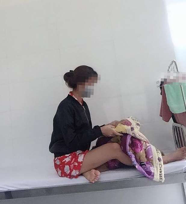 Nữ sinh viên H.T.Y.N đang điều trị tại Bệnh viện Lao và Bệnh phổi Đắk Lắk. Ảnh bà Y cung cấp