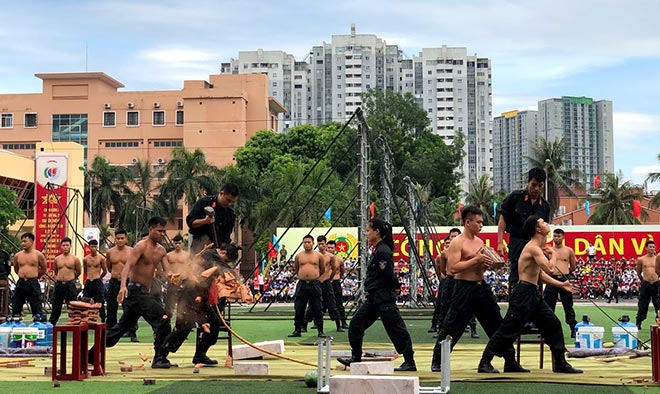 Cô gái trong lực lượng cảnh sát đặc nhiệm còn tham gia bài trình diễn thương cài cổ, đập gạch sau lưng...