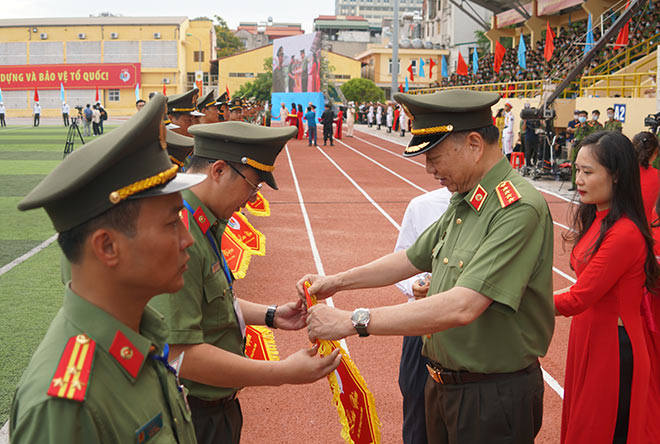 Đại tướng Tô Lâm trao cờ lưu niệm cho các đơn vị tham dự Đại hội