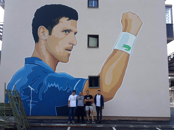 Bước họa Djokovic nổi bật trên tường&nbsp;Quảng trường địa phương