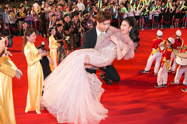 Trương Quỳnh Anh từng được Tim bế trên thảm đỏ với chiếc váy quá lùm xùm.

