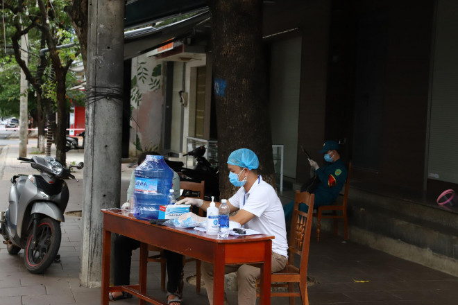 Cơ quan chức năng lập các chốt kiểm tra y tế trên đường Hoàng Diệu nơi chị V lưu trú