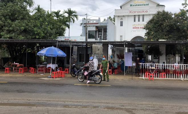 Cán bộ làm nhiệm vụ tại chốt kiểm soát dịch COVID-19 tai ngã ba Đại Hiệp, huyện Đại Lộc.