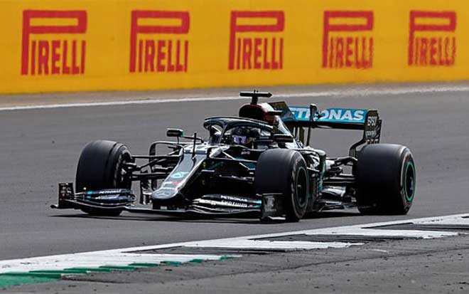 Lewis Hamilton kịp&nbsp;lết về đích với bánh xe "tàn tạ" trong khi Max Verstappen sắp đuổi kịp