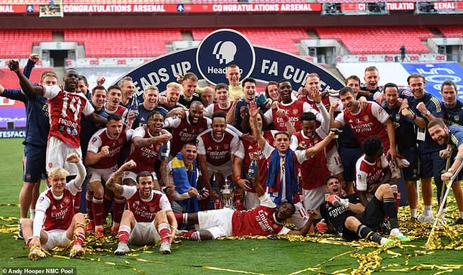 Arsenal - Aubameyang &#34;vô đối&#34; FA Cup: Đón mưa kỷ lục, triệu fan vỡ òa - 1