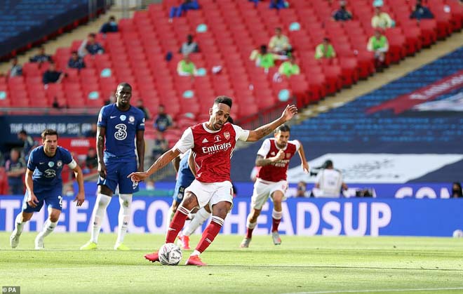 Aubameyang gỡ hòa cho Arsenal ở phút 28, trên chấm penalty