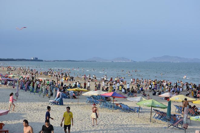 Các địa phương có biển ở tỉnh Bà Rịa - Vũng Tàu sẽ căn cứ diễn biến tình hình dịch bệnh, báo cáo UBND tỉnh xem xét, quyết định việc có tiếp tục hoạt động hay đóng cửa các bãi tắm biển.