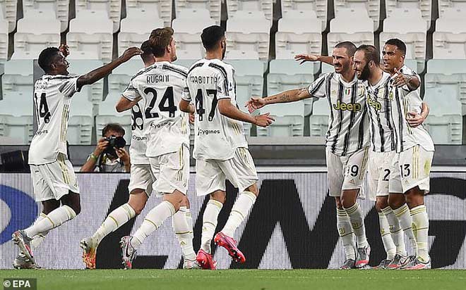 Gonzalo Higuain đưa "Bà đầm già thành Turin" sớm dẫn trước ngay phút thứ 5 nhờ một pha ra chân cận thành