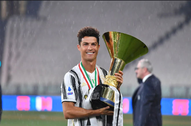 Ronaldo nâng cao chức vô địch Serie A mùa thứ 2 liên tiếp cùng Juventus dù anh vẫn chưa thể đoạt danh hiệu "Vua phá lưới" ở đấu trường này