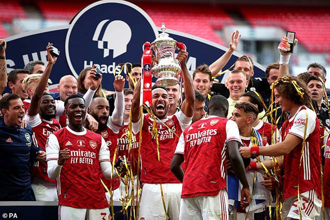 Aubameyang giúp Arsenal ngược dòng hạ Chelsea để vô địch FA Cup