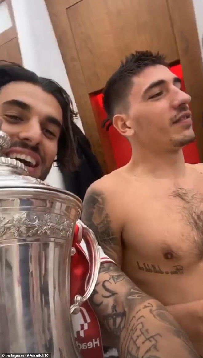 Dani Ceballos và Hector Bellerin vui vẻ chụp ảnh cùng danh hiệu FA Cup vừa đoạt được