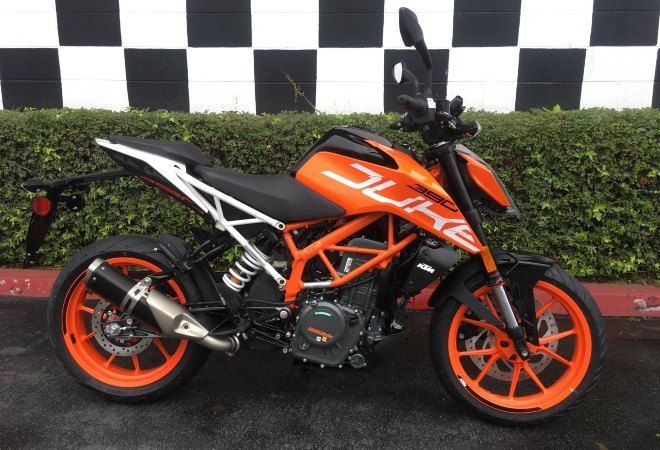 4. 2020 KTM 390 Duke thiết kế thể thao ấn tượng, có khả năng vận hành tốt trong đường trường, khi có thanh tay lái thấp hơn giúp lái xe thấy thoải mái, vận hành dễ dàng. Khung thép xe thiết kế đem lại trọng tâm trọng lực thấp, bình xăng 13,4 lít cho phép lái xe di chuyển thoải mái.