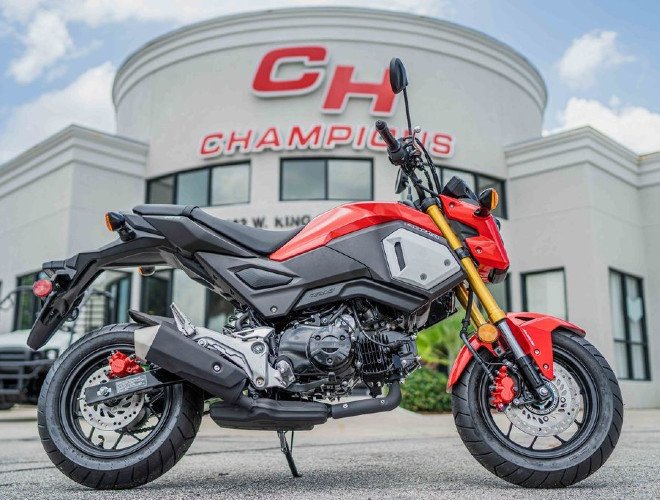 1. 2020 Honda Grom ABS là xe côn tay thể thao cỡ nhỏ, sở hữu động cơ chỉ 125cc đem lại khả năng vận hành dễ dàng nhưng cực kì cơ động, thú vị. Không những vậy, Grom ABS còn có độ an toàn cao với hệ thống chống bó cứng phanh và cực kì tiết kiệm nhiên liệu.