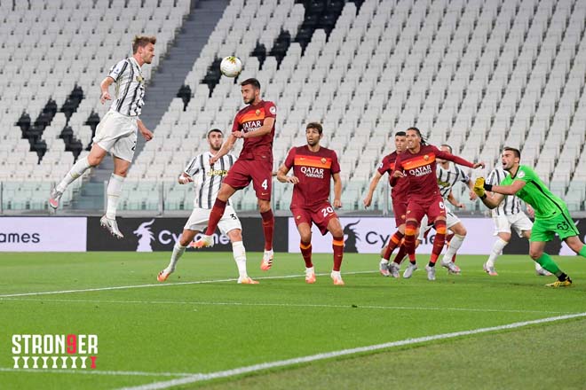 Juventus (áo trắng đen) và Roma cống hiến trận cầu nhiều bàn thắng