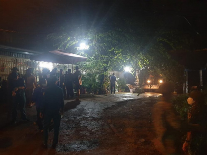 Lực lượng chức năng của địa phương huy động lực lượng, phương tiện tìm kiếm thi thể nạn nhân trong đêm tối