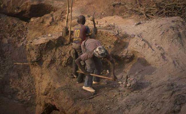 Để phát triển kinh tế, chính phủ nơi đây cho phép mọi người được quyền tự khai thác vàng. Vì vậy ở Mali, nhà nhà đào vàng, người người đào vàng. Số người tham gia vào những đội đào vàng nhiều không đếm xuể.
