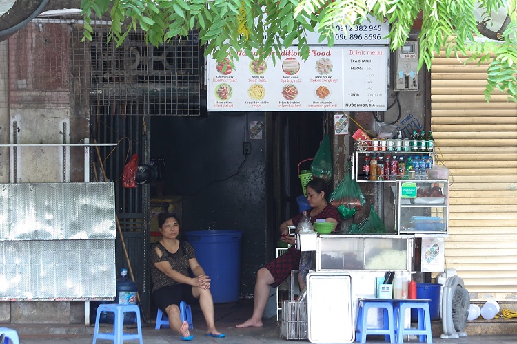 Theo chị Nguyệt, chủ một cửa hàng ăn trên phố Đinh Tiên Hoàng (Hoàn Kiếm, Hà Nội), do vắng khách, quán phải cắt&nbsp;bớt nhân sự để giảm&nbsp;chi phí hàng tháng. Chị cũng chấp nhận thua lỗ để duy trì hoạt động vì mục đích kinh doanh lâu dài sau dịch.