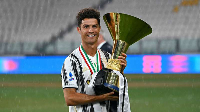 Ronaldo cười rạng rỡ khi nâng cao chức vô địch Serie A năm thứ 2 liên tiếp