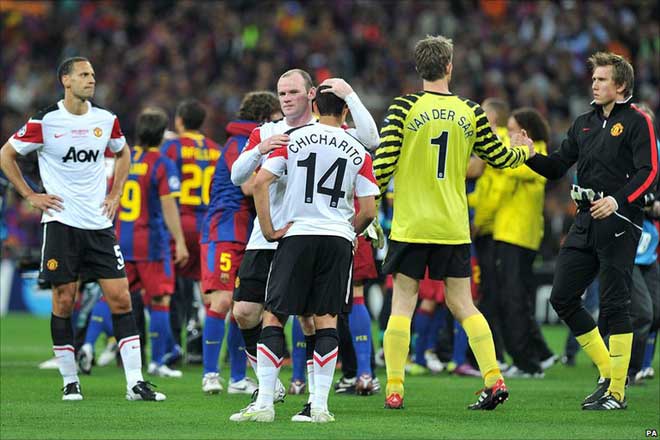 Rooney an ủi các đồng đội sau trận thua vào năm 2011
