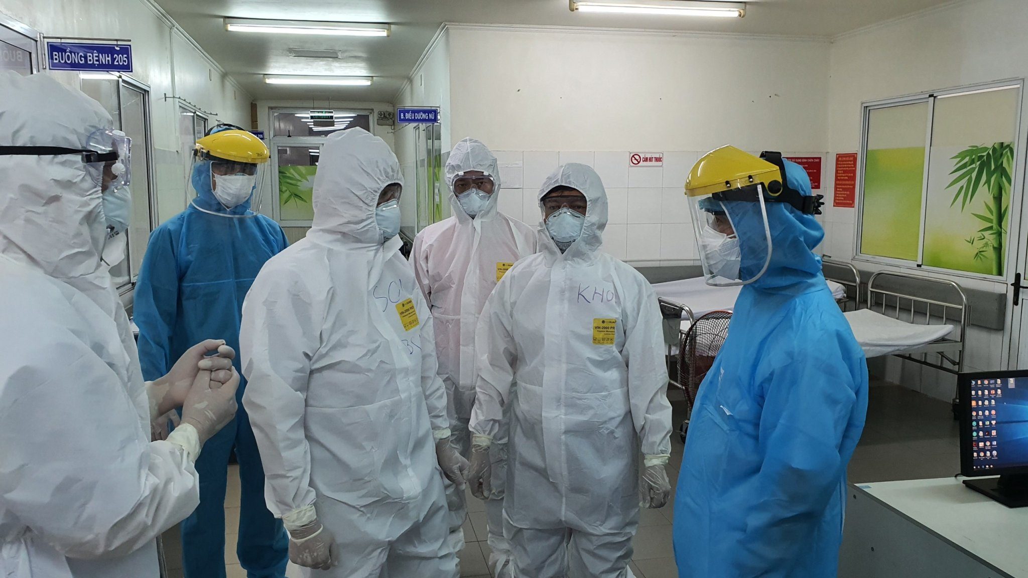 Lãnh đạo Bộ Y tế trực tiếp vào kiểm tra công tác cứu chữa bệnh nhân tại Bệnh viện Đà Nẵng. Ảnh: Đội truyền thông.