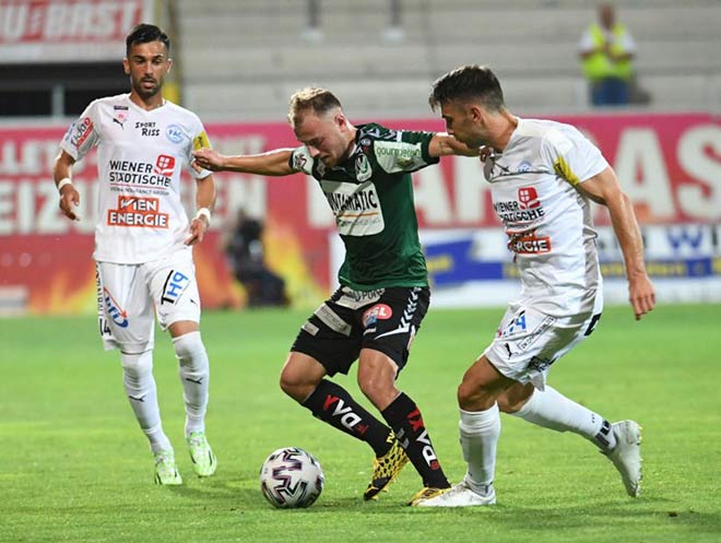 Reid (áo xanh) thắng đậm&nbsp;Floridsdorfer 9-0 để giành suất duy nhất lên chơi ở giải VĐQG Áo mùa sau