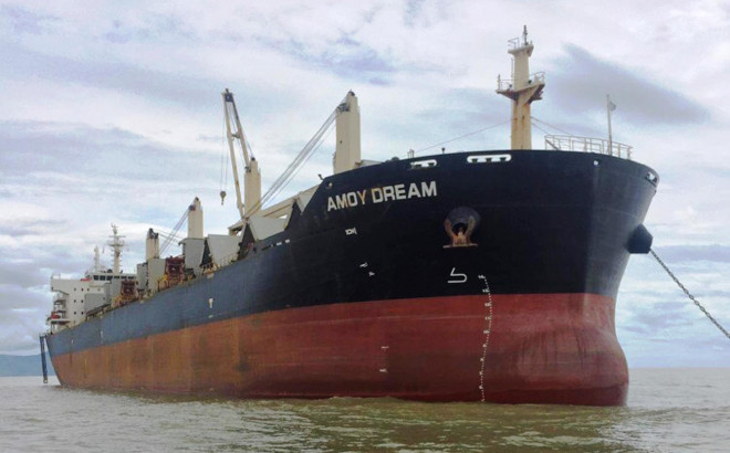 Tàu Amoy Dream neo chờ nhập cảnh vào cảng Gianh