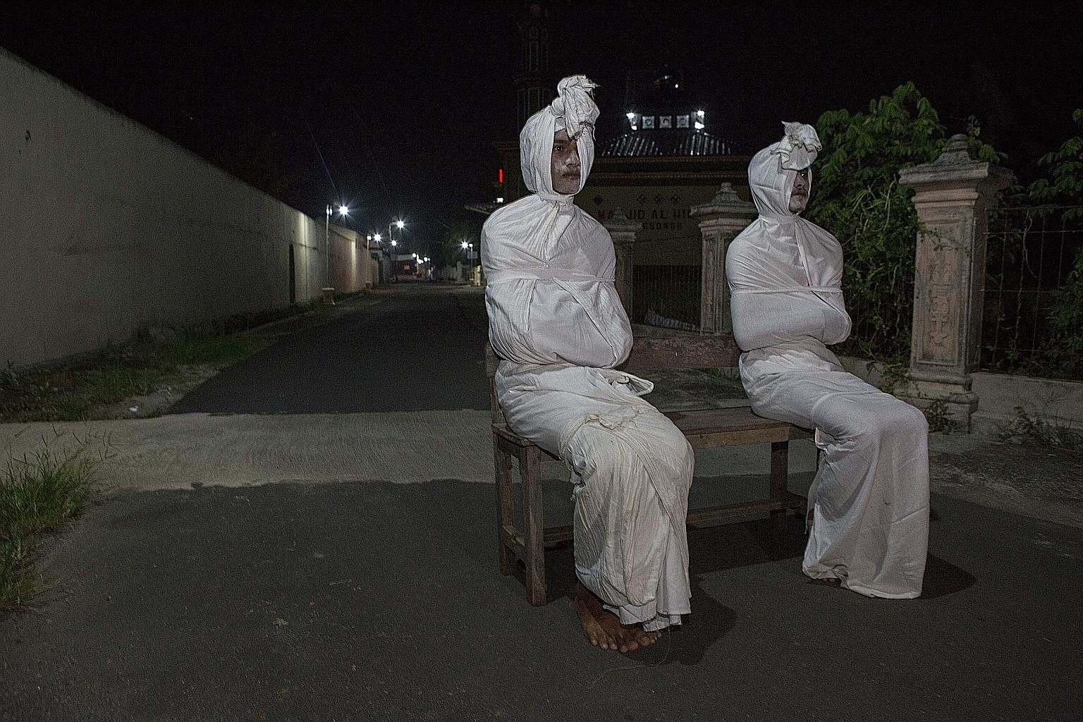 Người đóng giả thành ma Pocong ở Indonesia (ảnh: Jakarta Post)