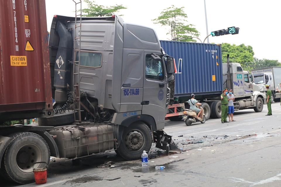 Xe container gây tai nạn cũng bị hư hỏng phần đầu xe.