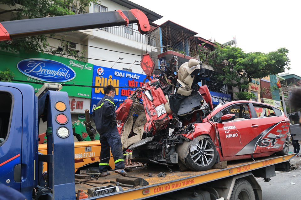 “Lý lịch” xe container chèn ô tô chờ đèn đỏ, 3 người tử vong  - 3