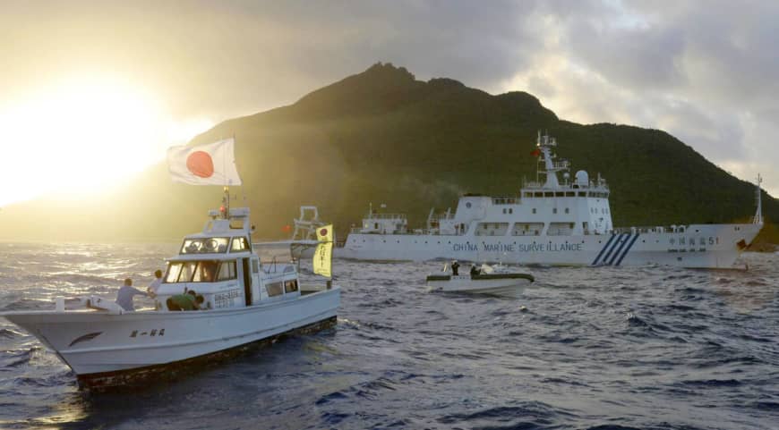 Tàu hải giám Trung Quốc áp sát tàu Nhật Bản gần quần đảo Senkaku/Điếu Ngư vào năm 2013.